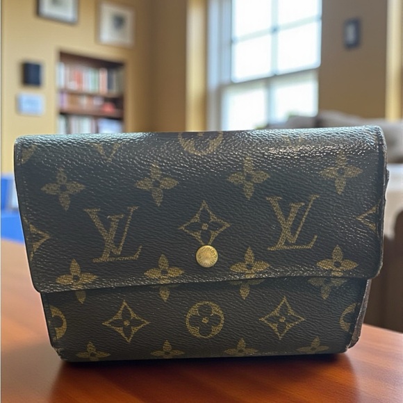 Louis Vuitton Monogram Alexandra Wallet – Classic Trifold - Picture 1 of 12